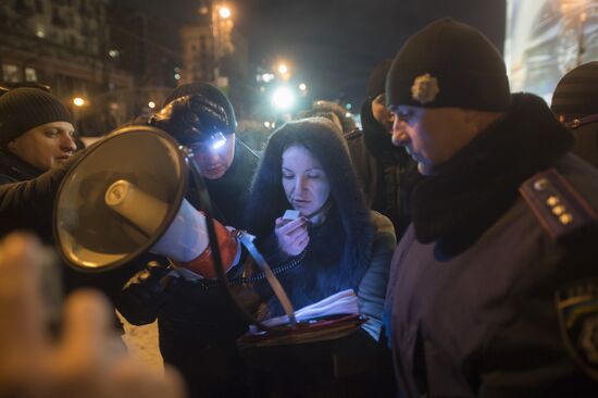 Internal security troops begin storming protester's camp on the Maidan