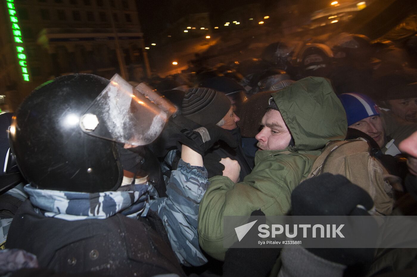 Internal security troops begin storming protester's camp on the Maidan