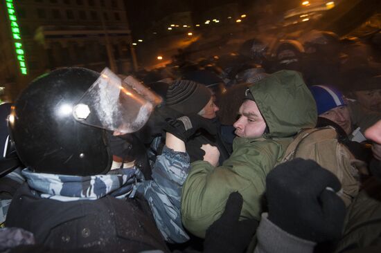 Internal security troops begin storming protester's camp on the Maidan