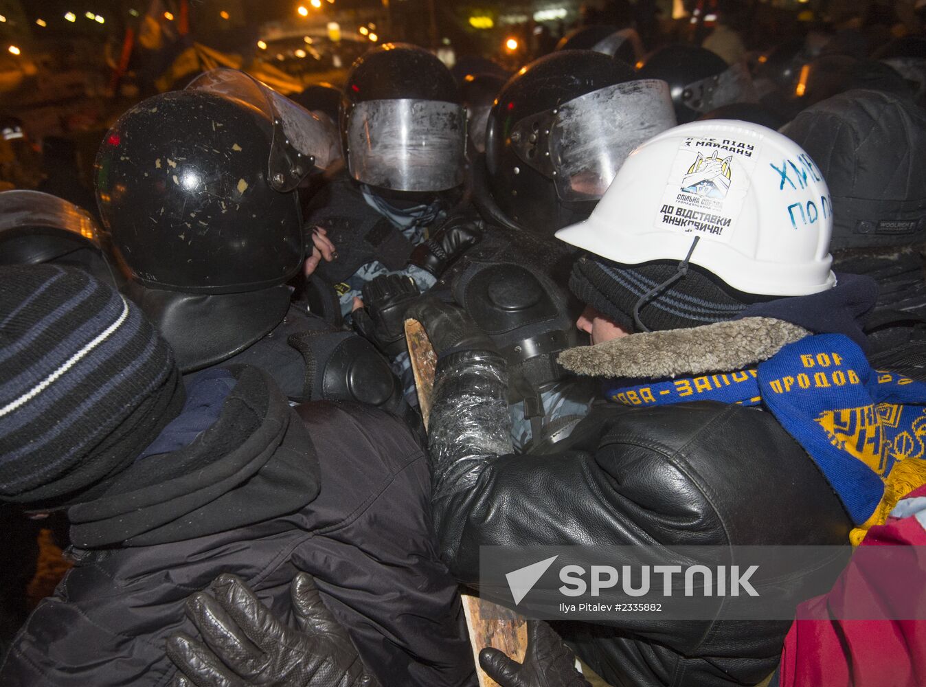 Internal security troops begin storming protester's camp on the Maidan