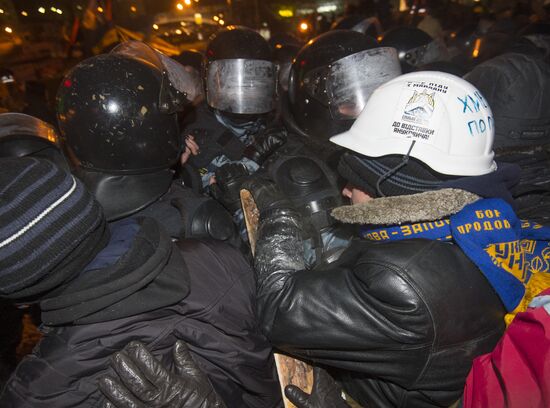 Internal security troops begin storming protester's camp on the Maidan