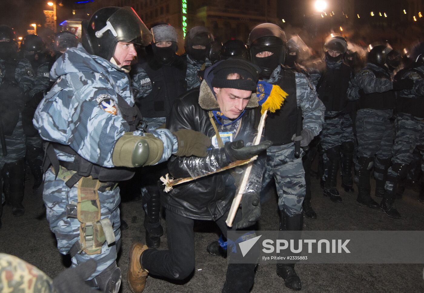 Internal security troops begin storming protester's camp on the Maidan