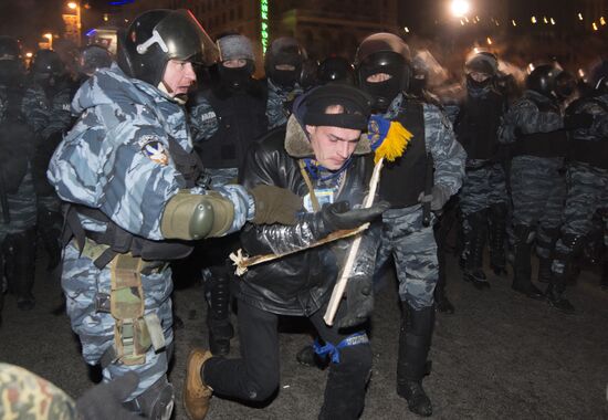 Internal security troops begin storming protester's camp on the Maidan