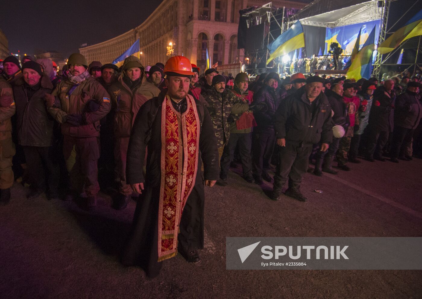 Internal security troops begin storming protester's camp on the Maidan