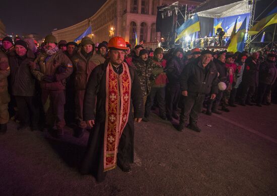 Internal security troops begin storming protester's camp on the Maidan