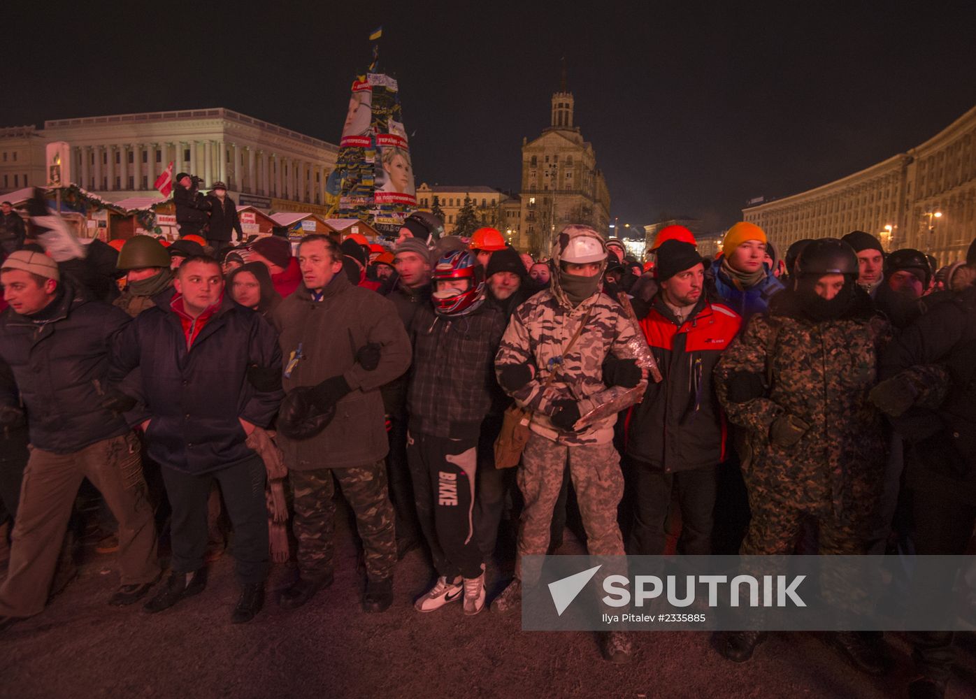 Internal security troops begin storming protester's camp on the Maidan