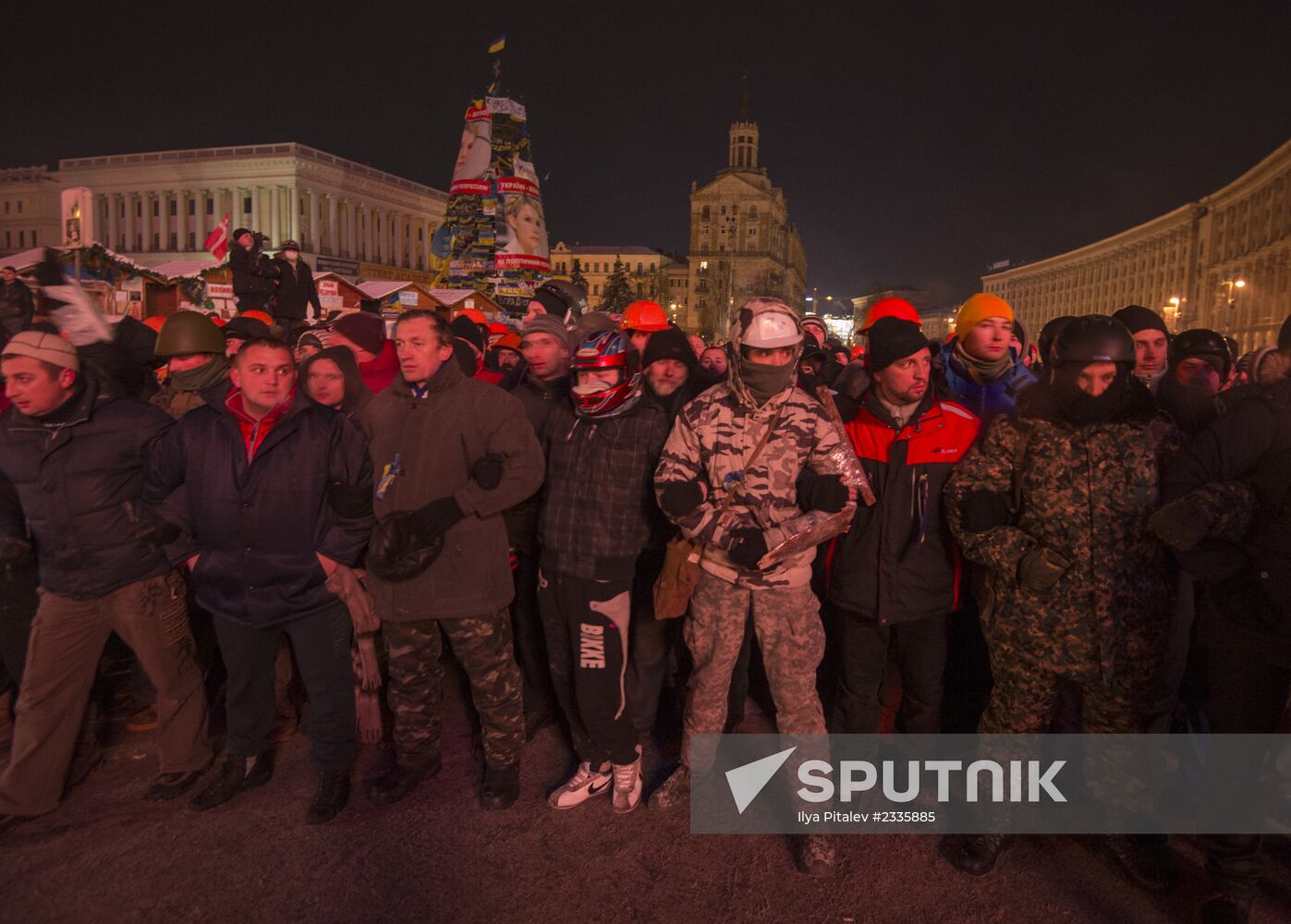 Internal security troops begin storming protester's camp on the Maidan