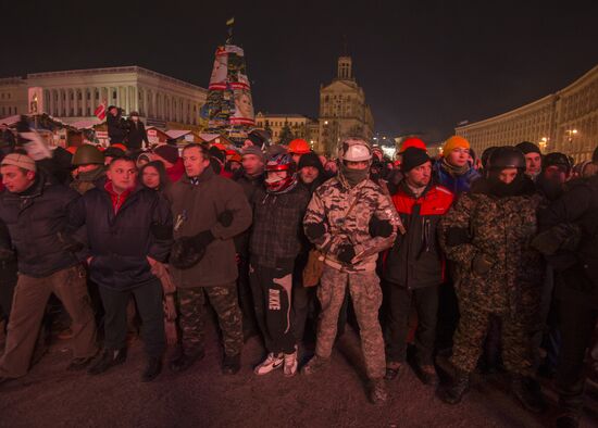 Internal security troops begin storming protester's camp on the Maidan