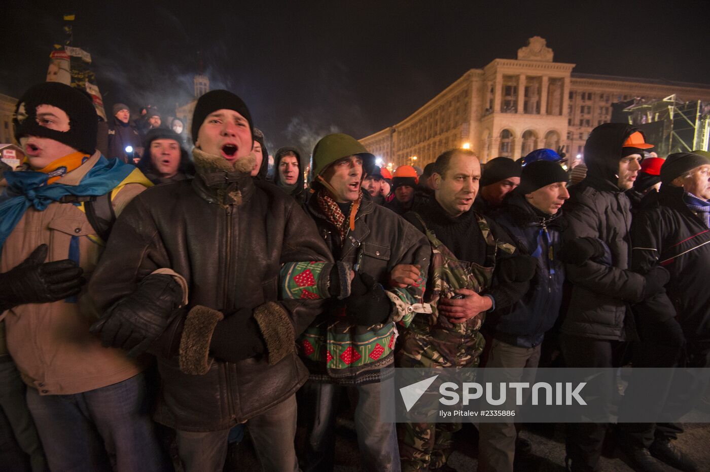 Internal security troops begin storming protester's camp on the Maidan