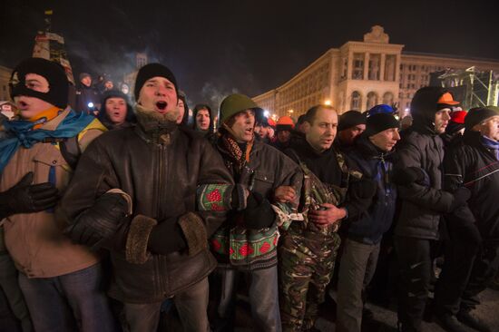 Internal security troops begin storming protester's camp on the Maidan