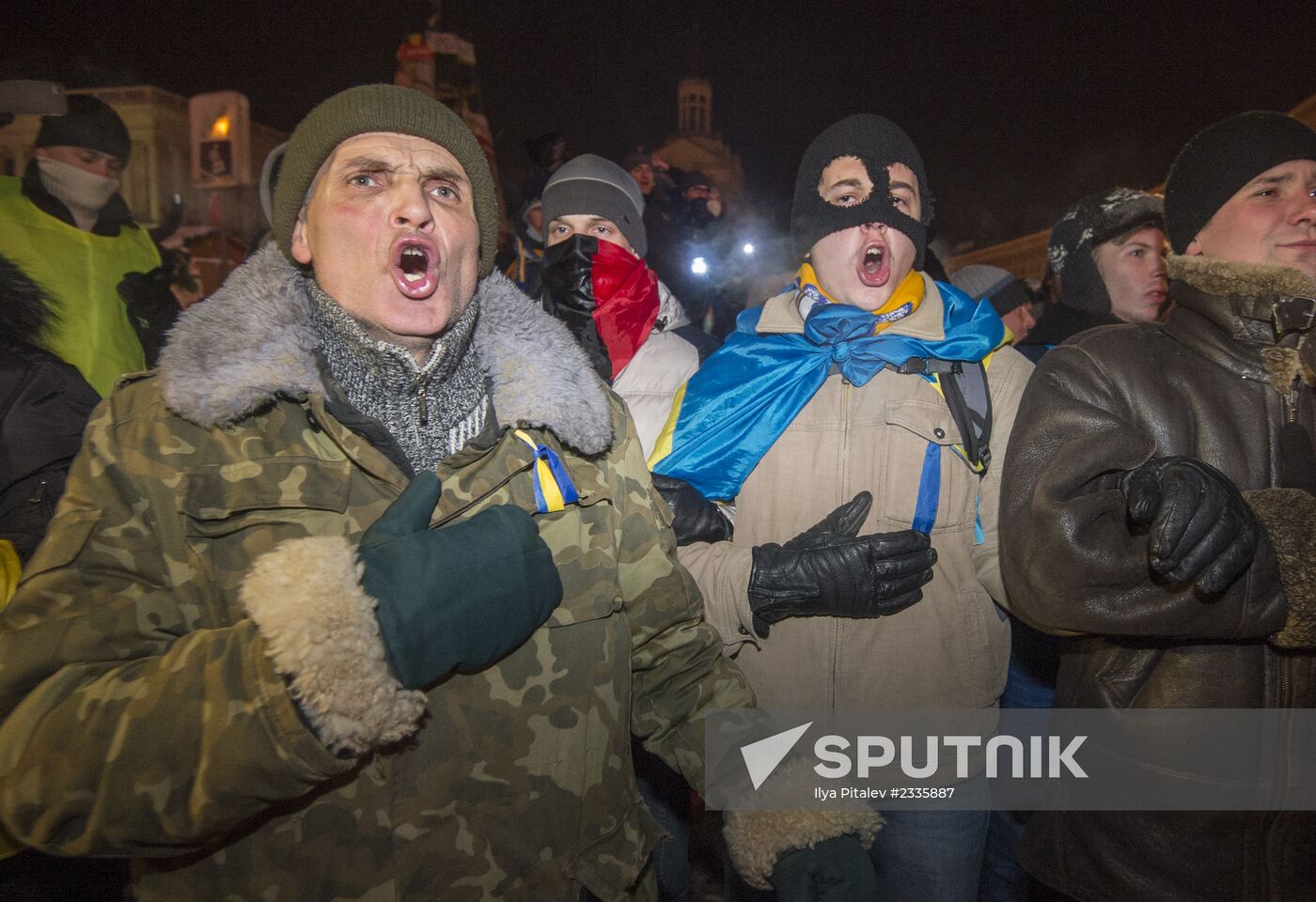 Internal security troops begin storming protester's camp on the Maidan