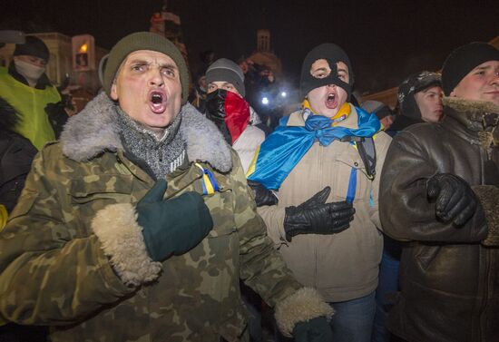 Internal security troops begin storming protester's camp on the Maidan