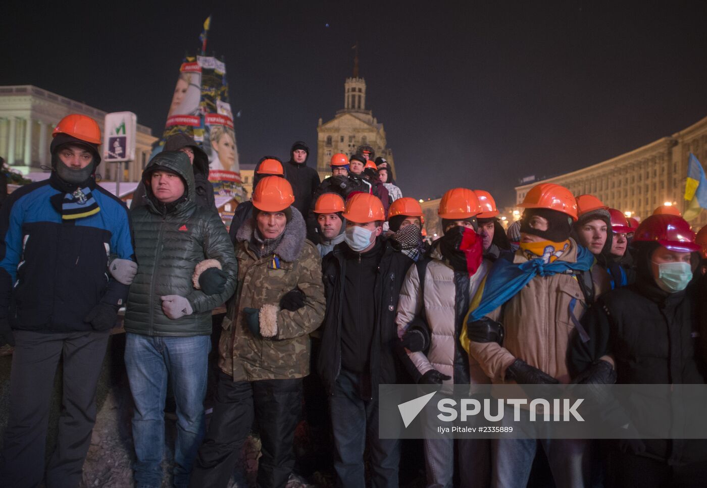 Internal security troops begin storming protester's camp on the Maidan