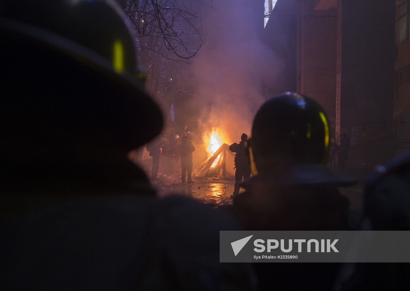 Internal security troops begin storming protester's camp on the Maidan