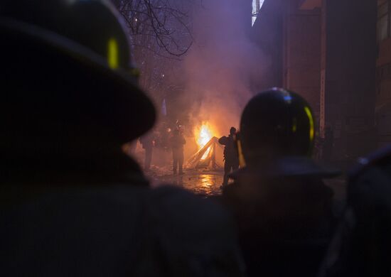 Internal security troops begin storming protester's camp on the Maidan