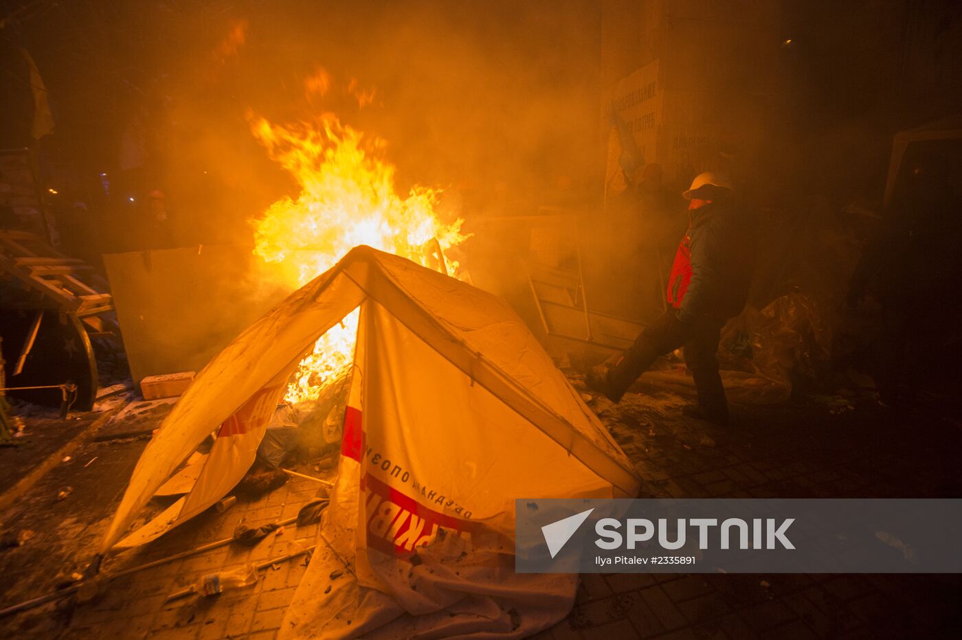 Internal security troops begin storming protester's camp on the Maidan