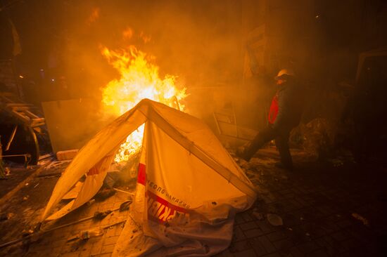 Internal security troops begin storming protester's camp on the Maidan