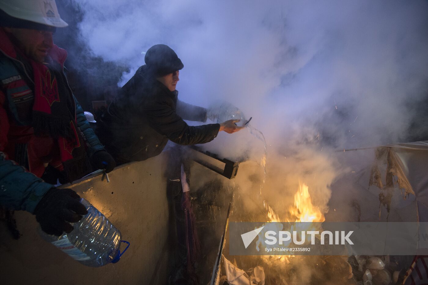 Internal security troops begin storming protester's camp on the Maidan