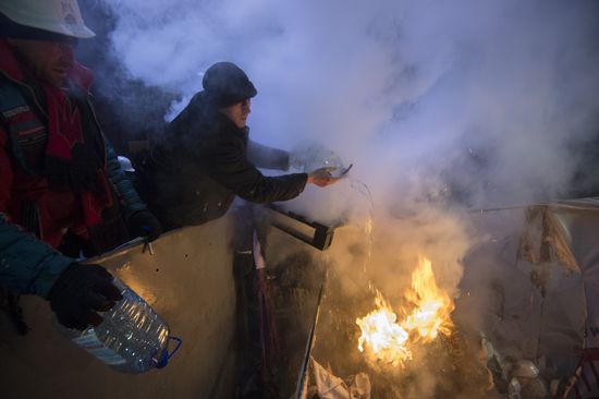 Internal security troops begin storming protester's camp on the Maidan