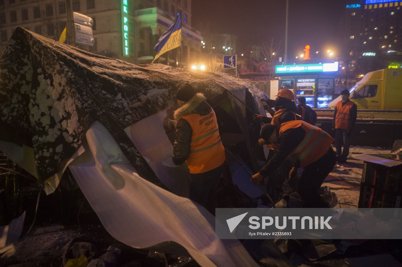 Internal security troops begin storming protester's camp on the Maidan