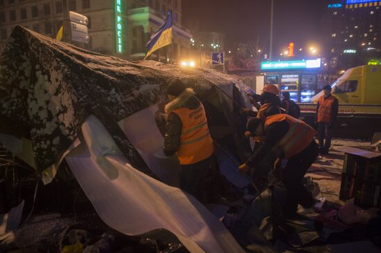 Internal security troops begin storming protester's camp on the Maidan