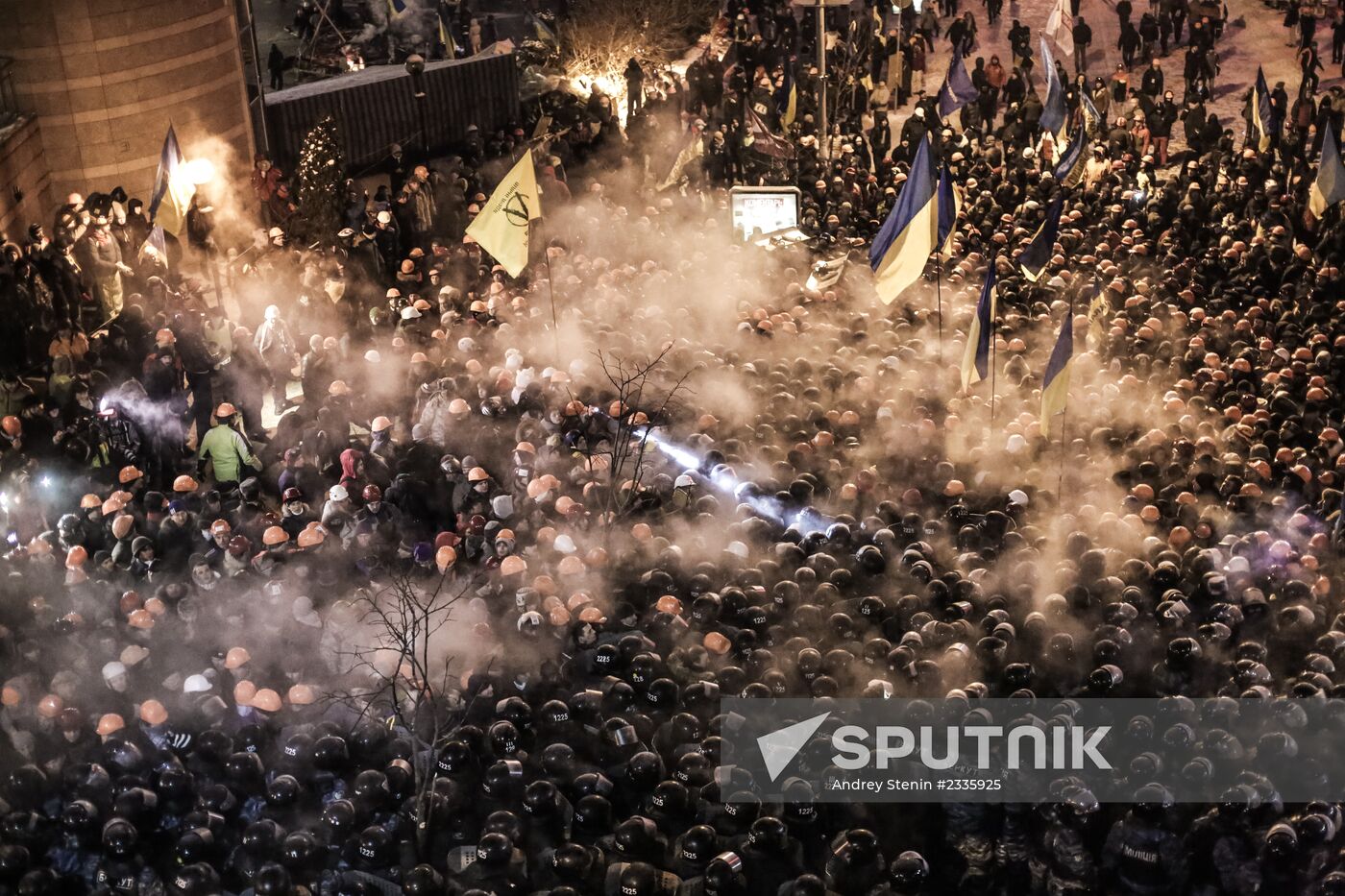 Internal security troops begin storming protesters' camp on the Maidan