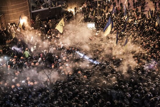 Internal security troops begin storming protesters' camp on the Maidan