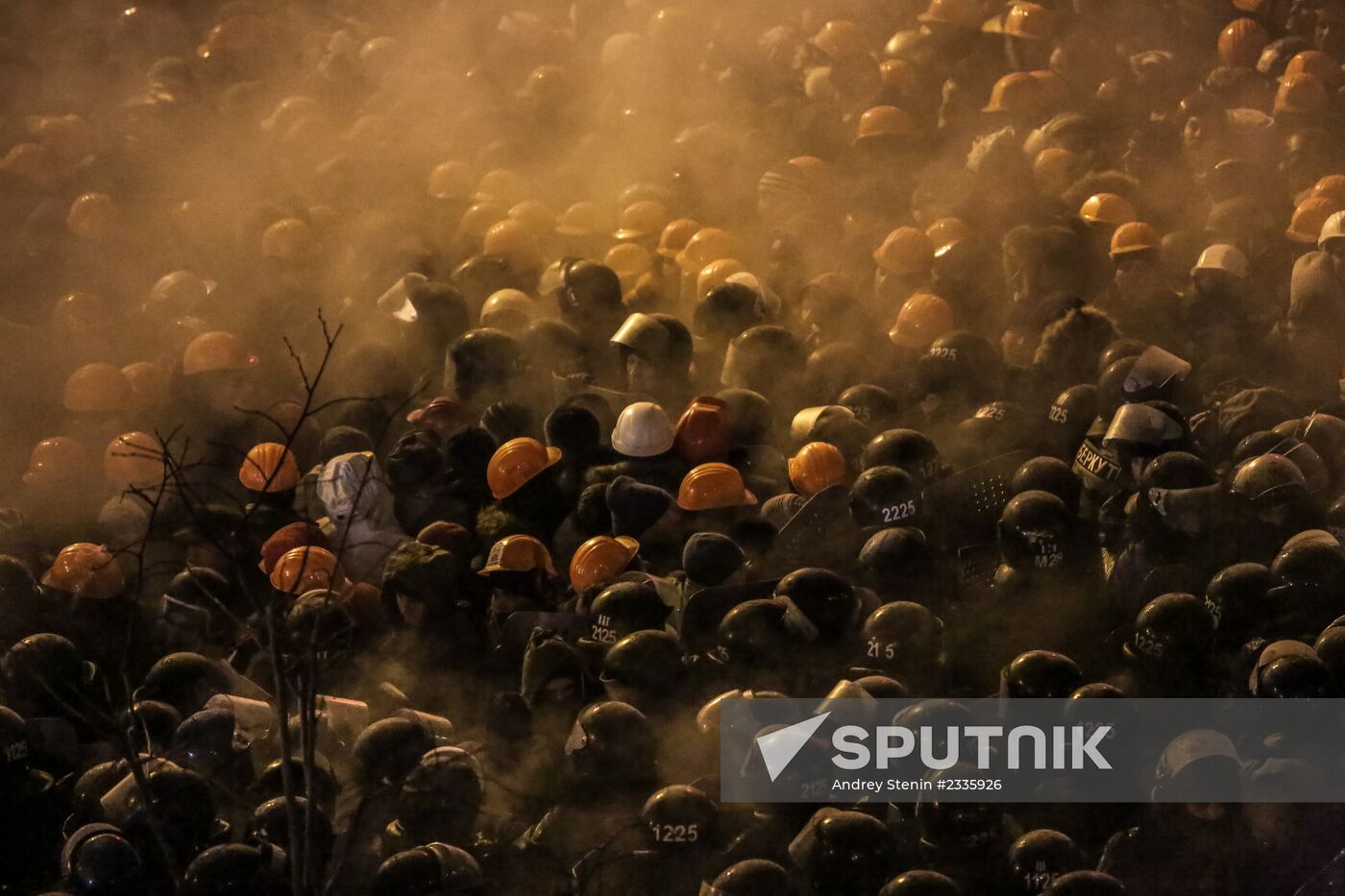 Internal security troops begin storming protesters' camp on the Maidan