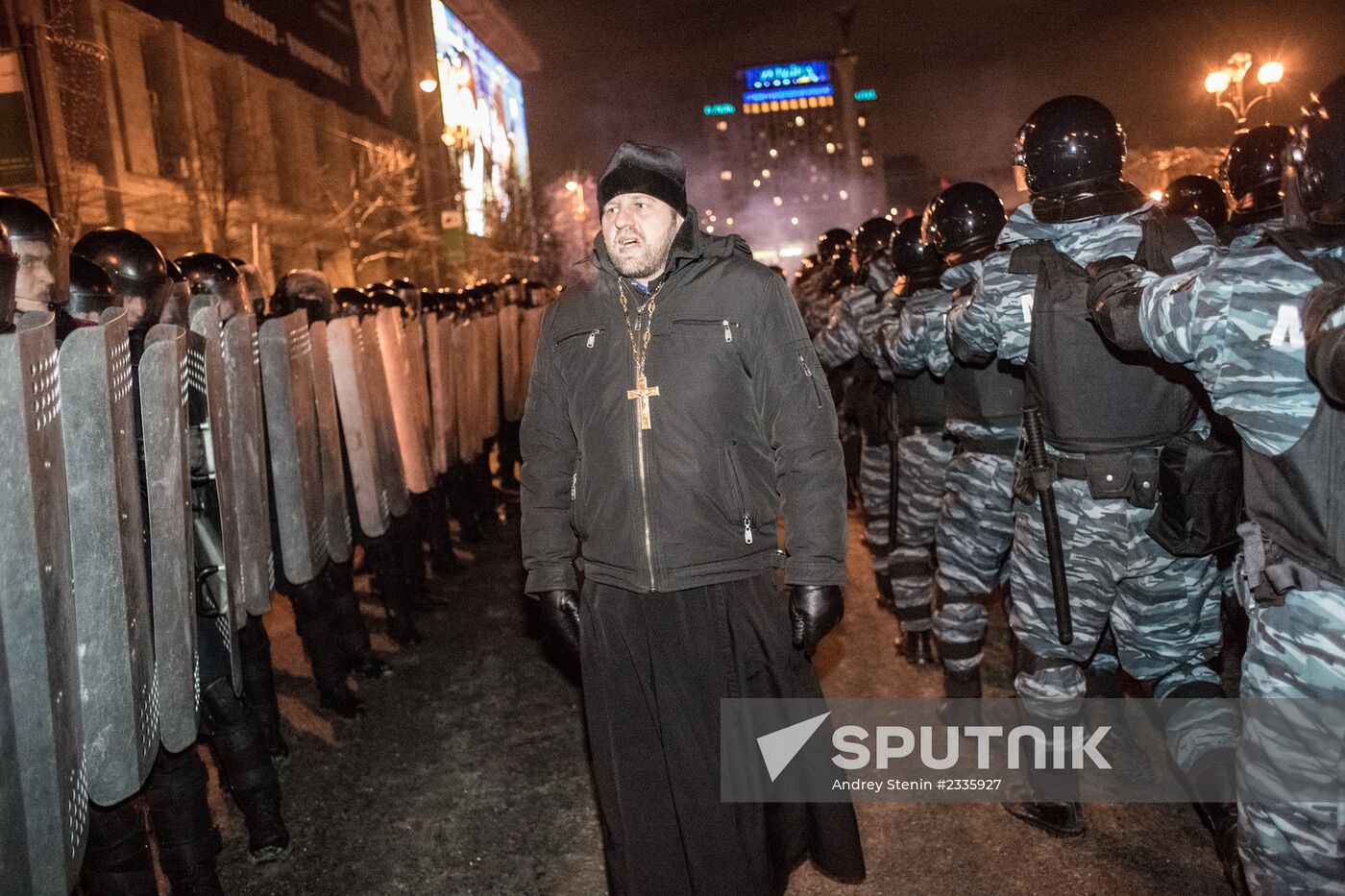 Internal security troops begin storming protesters' camp on the Maidan