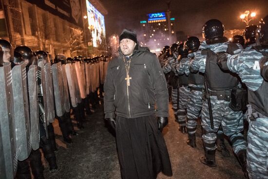 Internal security troops begin storming protesters' camp on the Maidan
