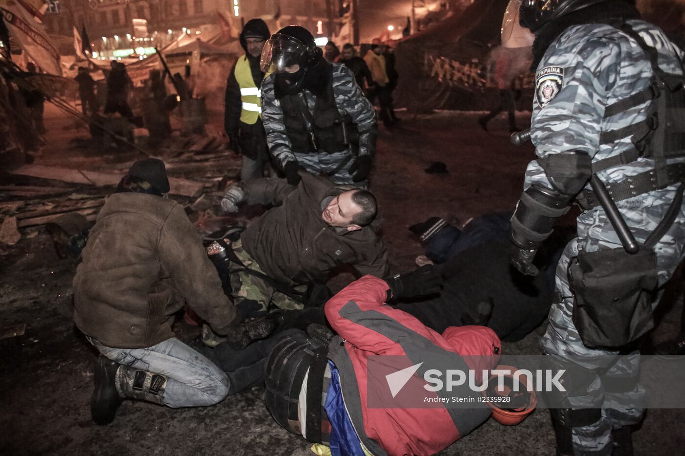 Internal security troops begin storming protester's camp on the Maidan