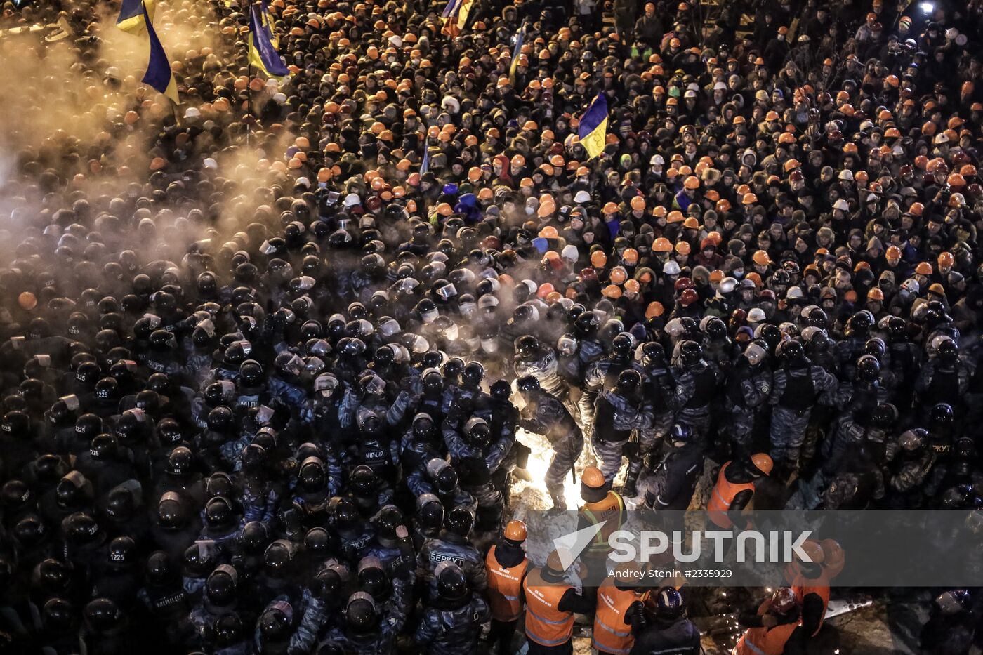 Internal security troops begin storming protester's camp on the Maidan