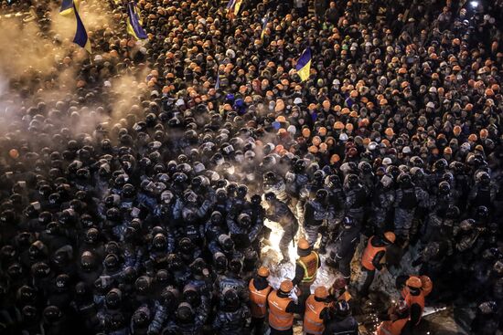 Internal security troops begin storming protester's camp on the Maidan