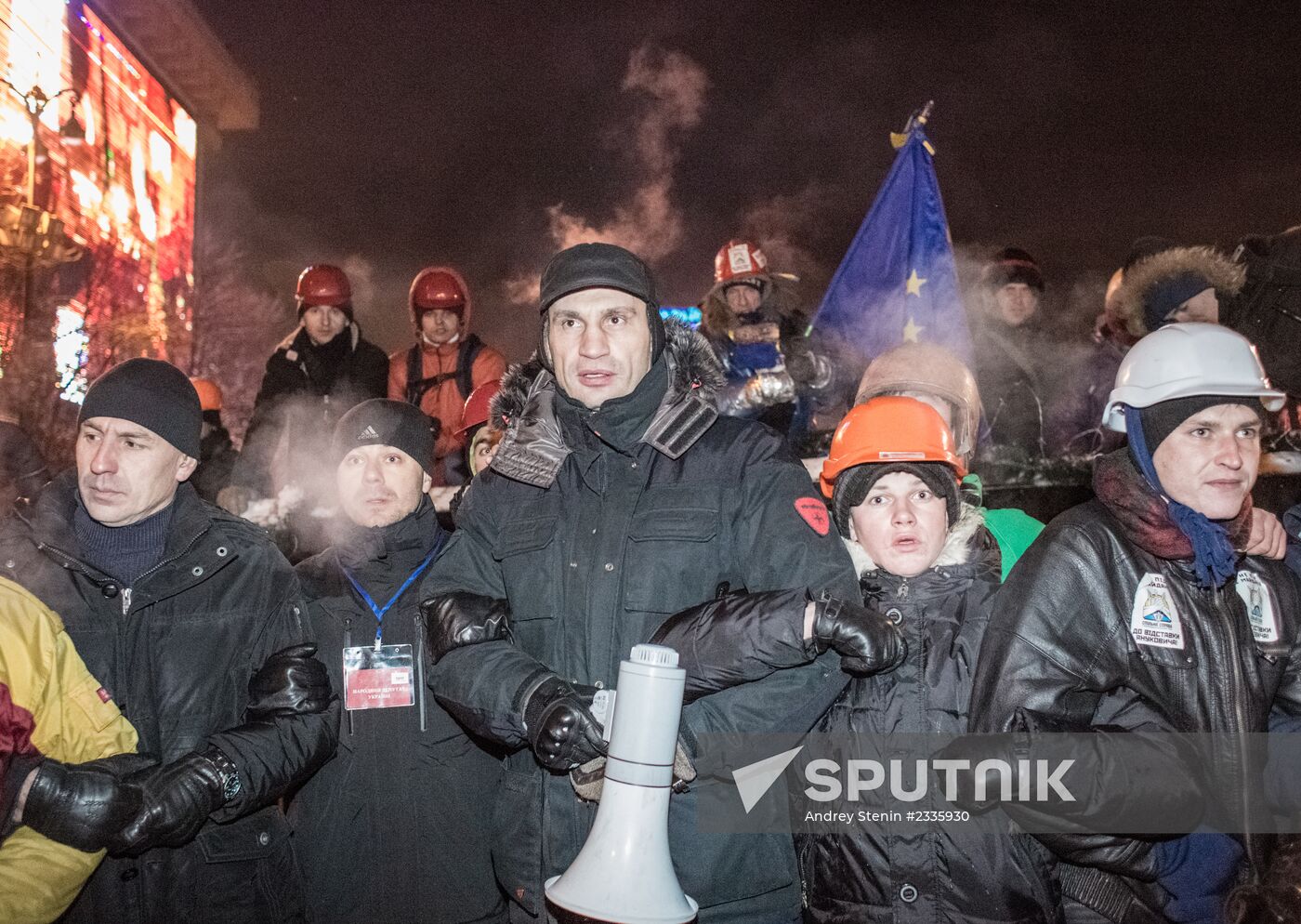 Internal security troops begin storming protester's camp on the Maidan