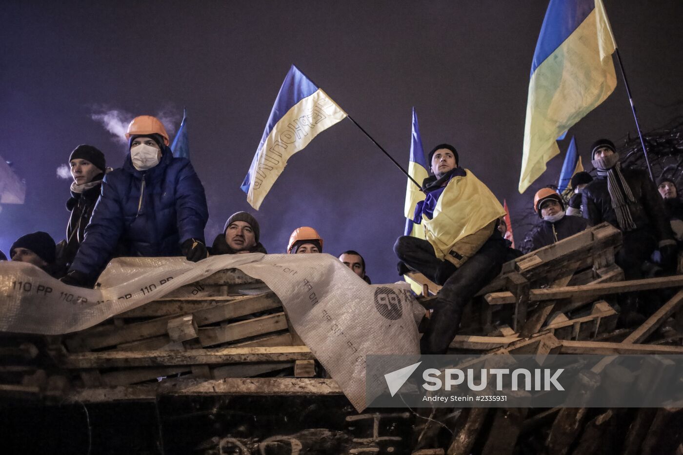Internal security troops begin storming protester's camp on the Maidan