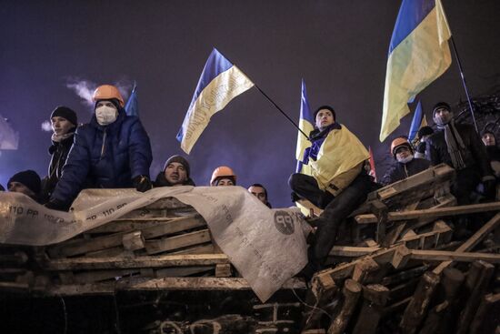 Internal security troops begin storming protester's camp on the Maidan