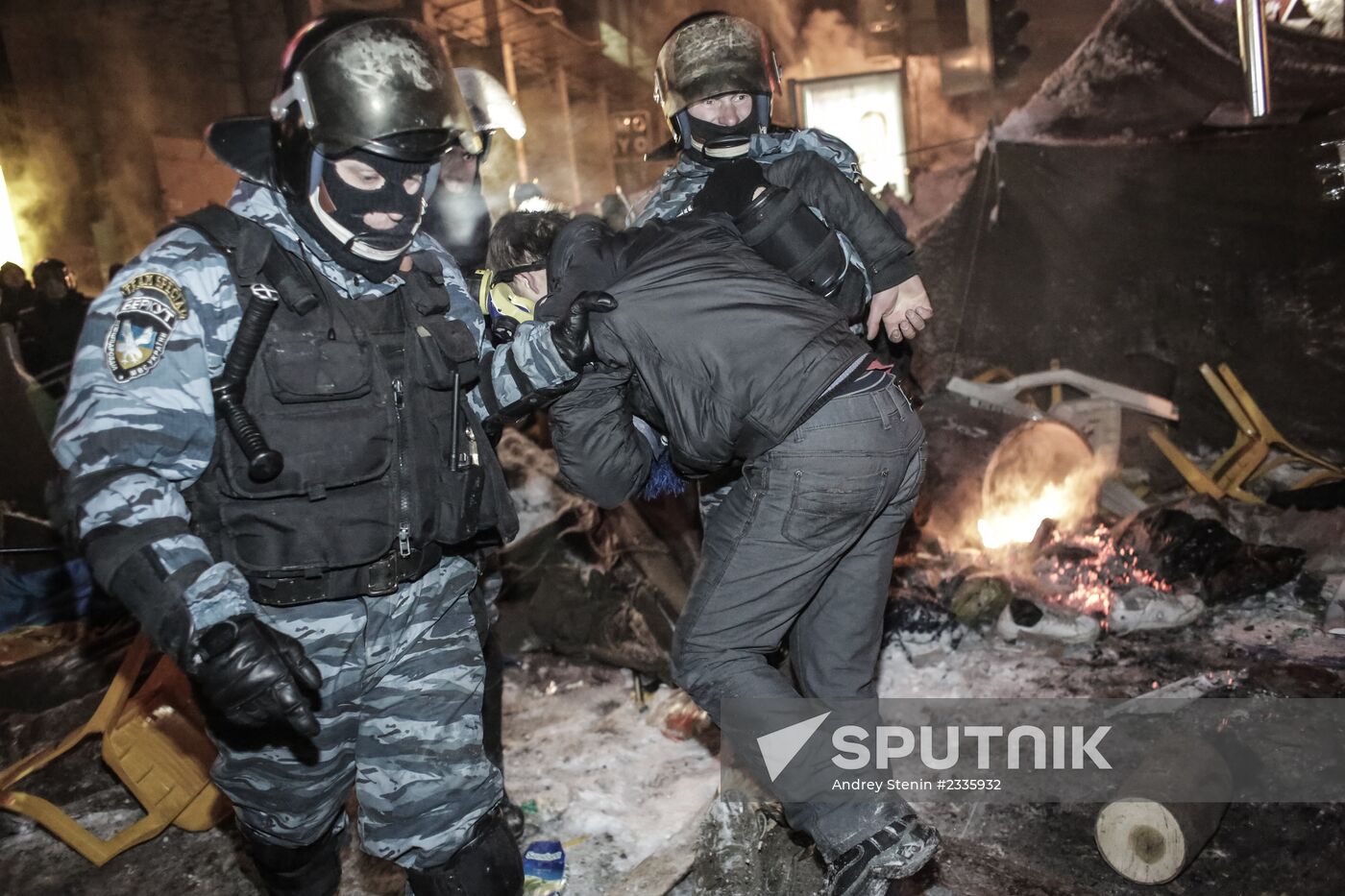 Internal security troops begin storming protester's camp on the Maidan