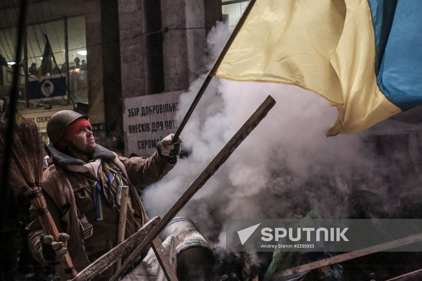 Internal security troops begin storming protester's camp on the Maidan