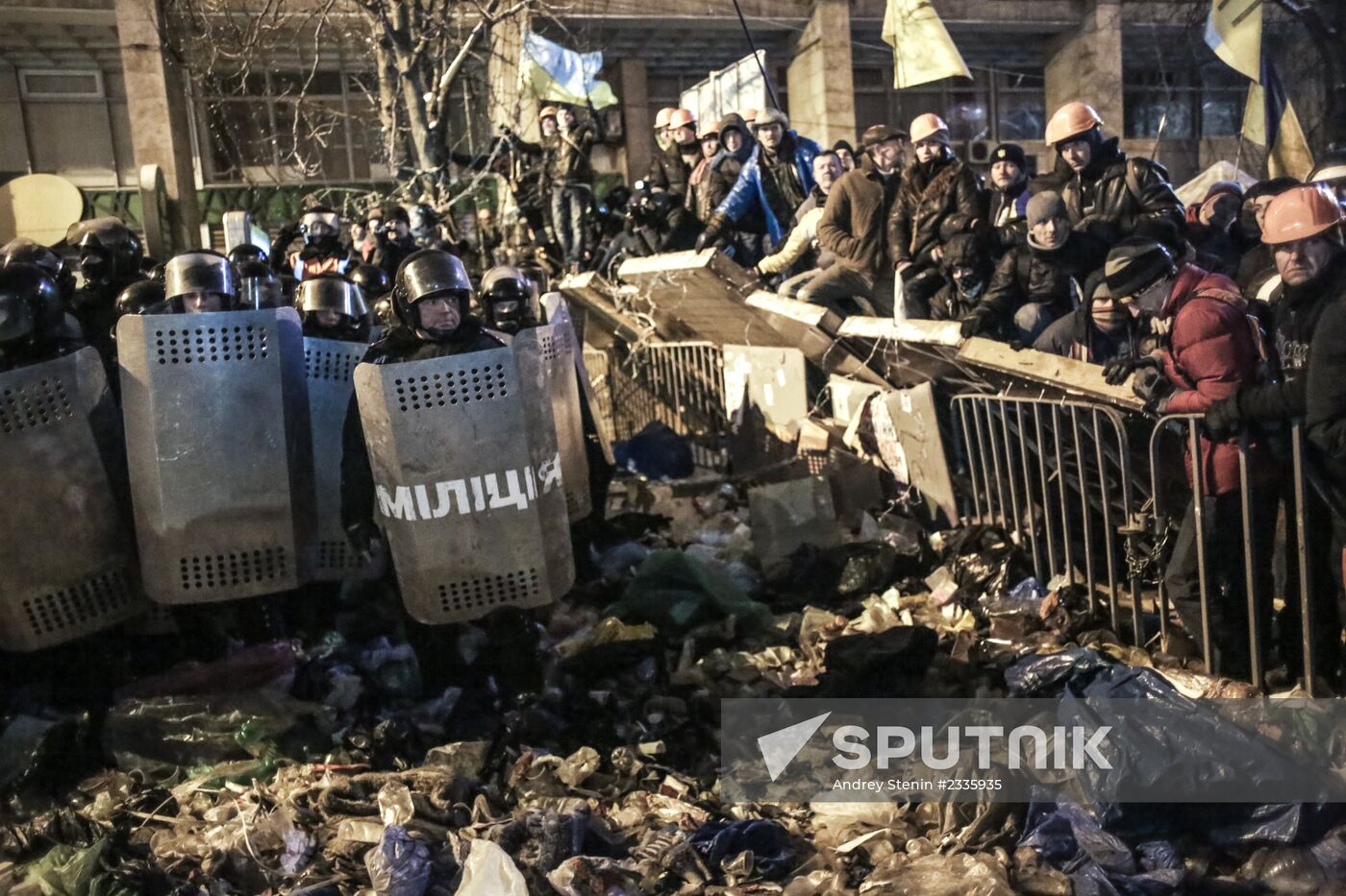 Internal security troops begin storming protester's camp on the Maidan