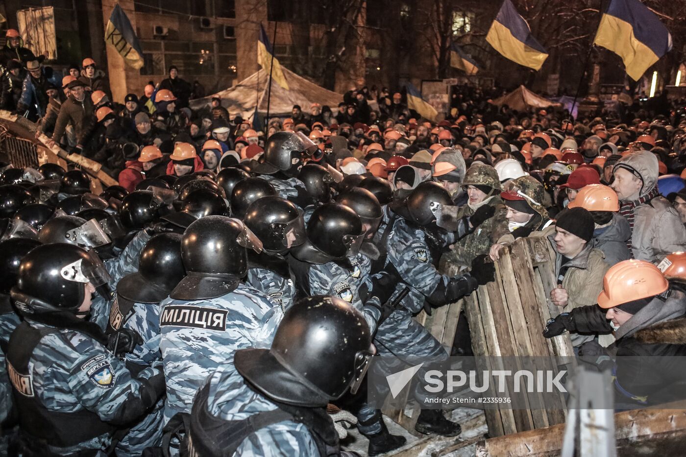 Internal security troops begin storming protester's camp on the Maidan