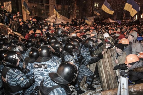 Internal security troops begin storming protester's camp on the Maidan