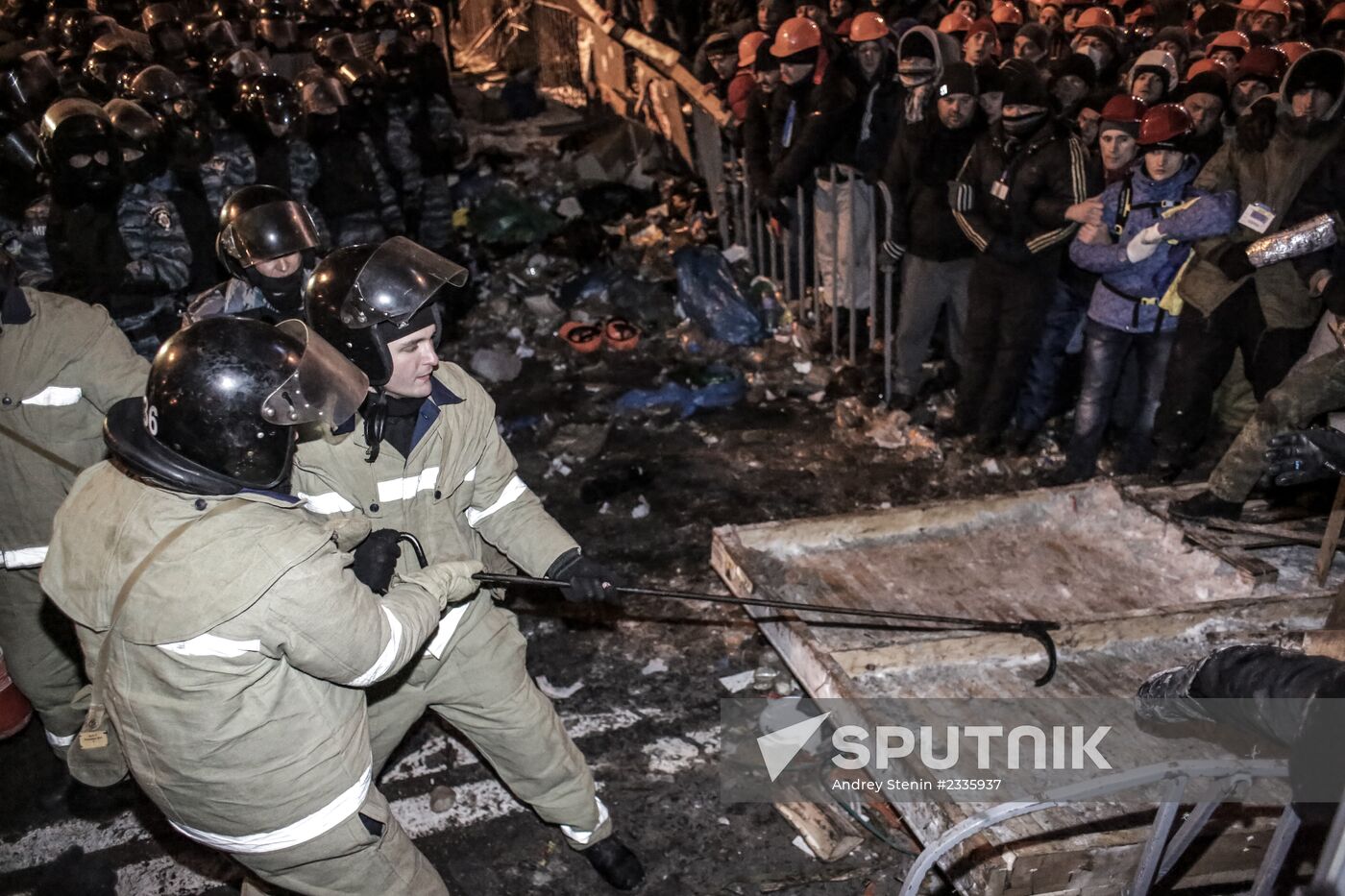 Internal security troops begin storming protester's camp on the Maidan