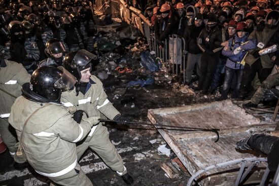 Internal security troops begin storming protester's camp on the Maidan