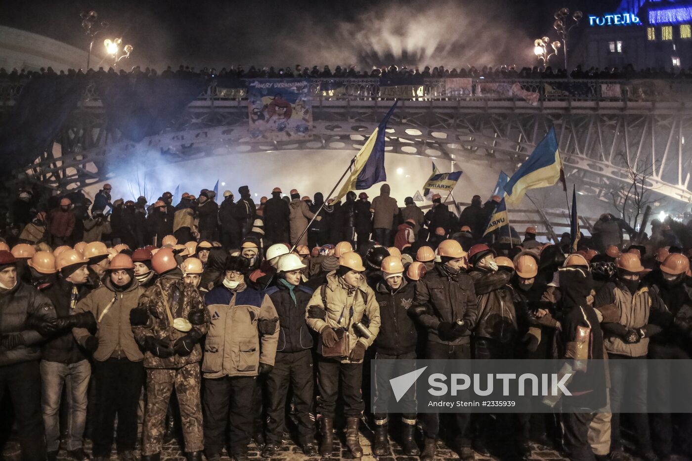 Internal security troops begin storming protester's camp on the Maidan