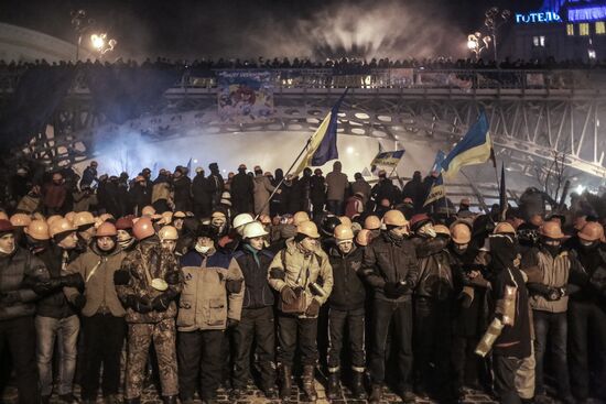 Internal security troops begin storming protester's camp on the Maidan