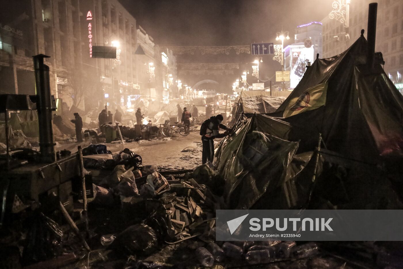 Internal security troops begin storming protester's camp on the Maidan