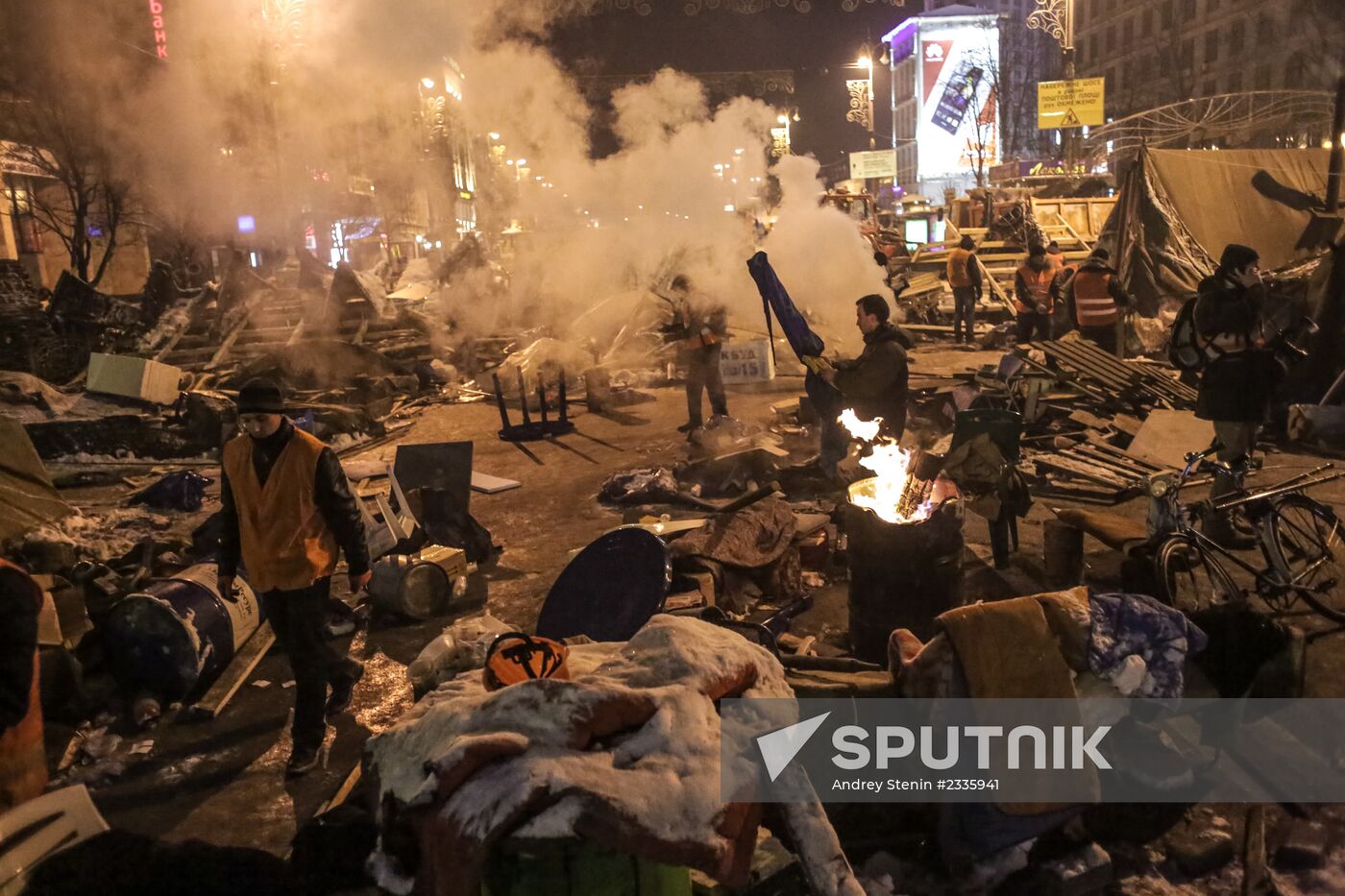 Internal security troops begin storming protester's camp on the Maidan