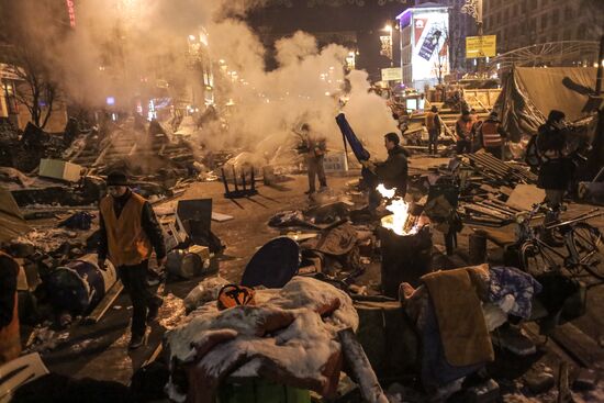 Internal security troops begin storming protester's camp on the Maidan