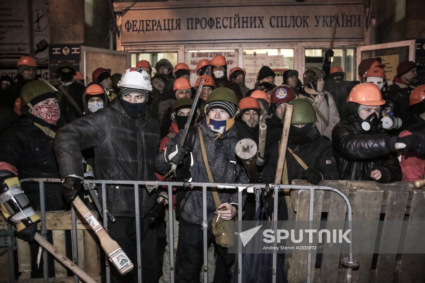 Internal security troops begin storming protester's camp on the Maidan