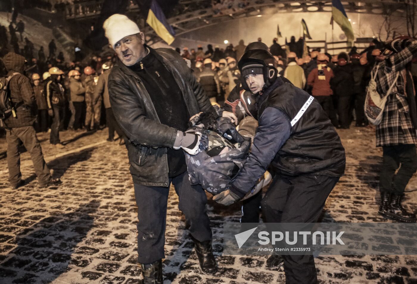 Internal security troops begin storming protester's camp on the Maidan
